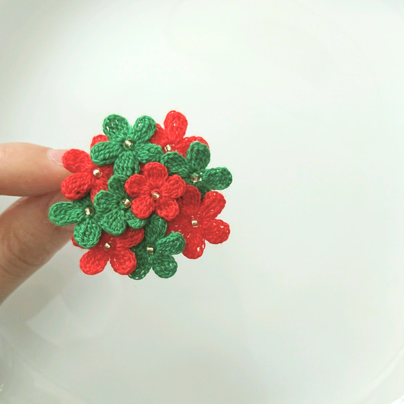 再販クリスマスフラワー ブローチ(送料無料)レース編み かぎ針編み お花 赤 緑 ゴールド 5枚目の画像
