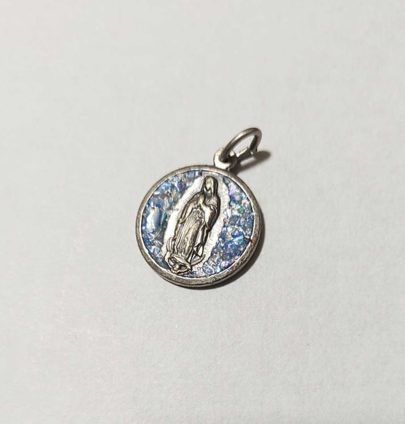 グアダルーペの聖母Our Lady of Guadalupeブルーシェルフレークペンダントトップチャーム19mm 2枚目の画像