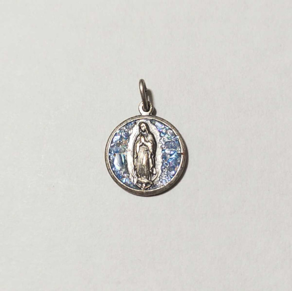 グアダルーペの聖母Our Lady of Guadalupeブルーシェルフレークペンダントトップチャーム19mm 1枚目の画像