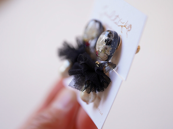 クリスマスにも⭐︎チュール×雫型コットンパールのお花のピアス(ブラック 4枚目の画像
