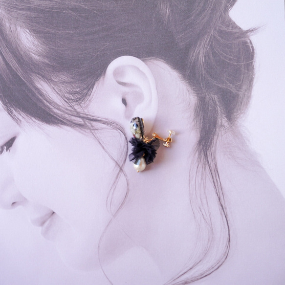 クリスマスにも⭐︎チュール×雫型コットンパールのお花のピアス(ブラック 6枚目の画像