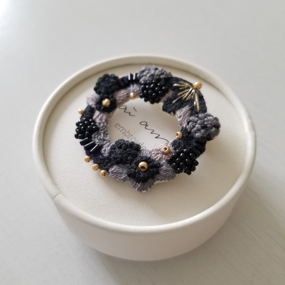 リース刺繍ブローチ・Black 2枚目の画像