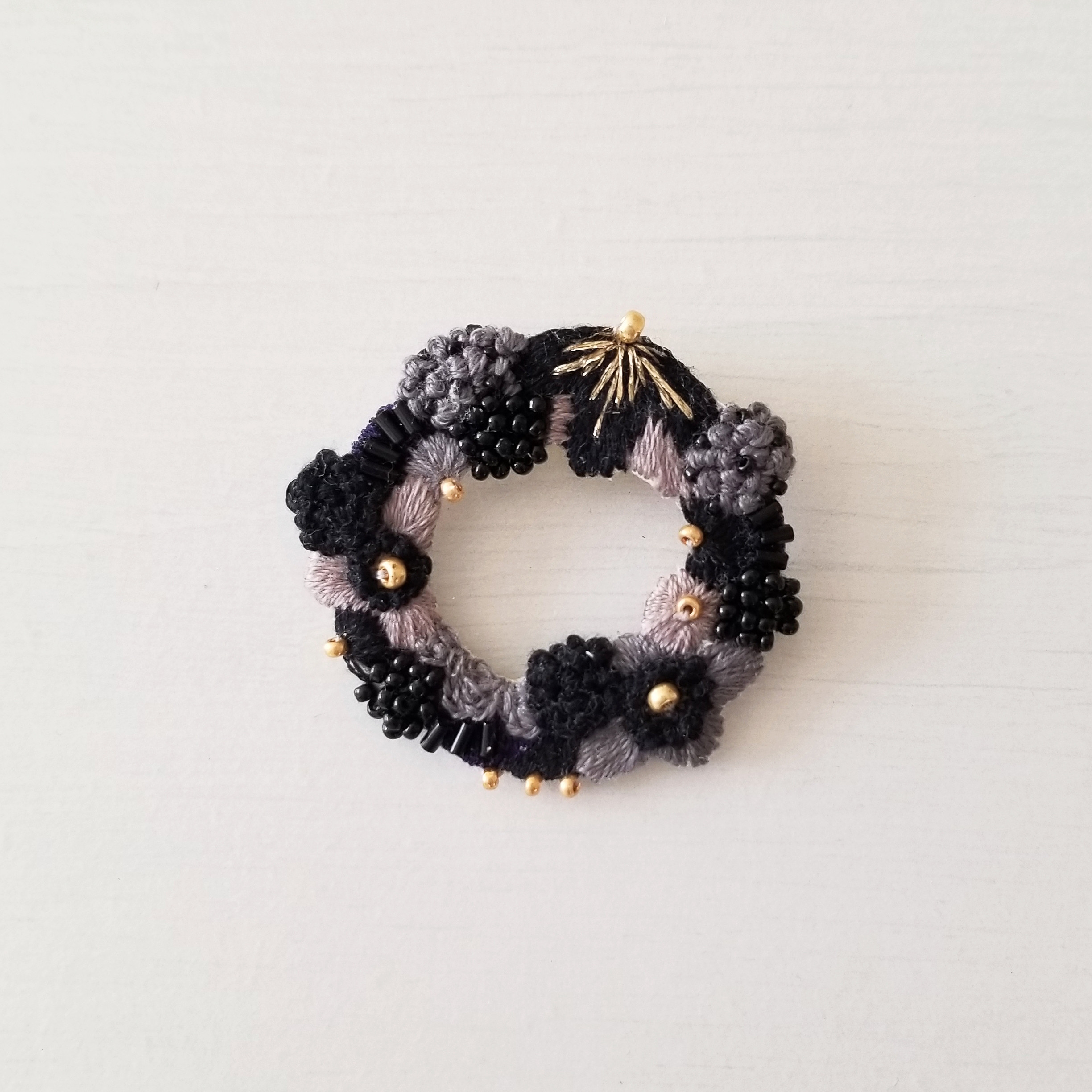 リース刺繍ブローチ・Black