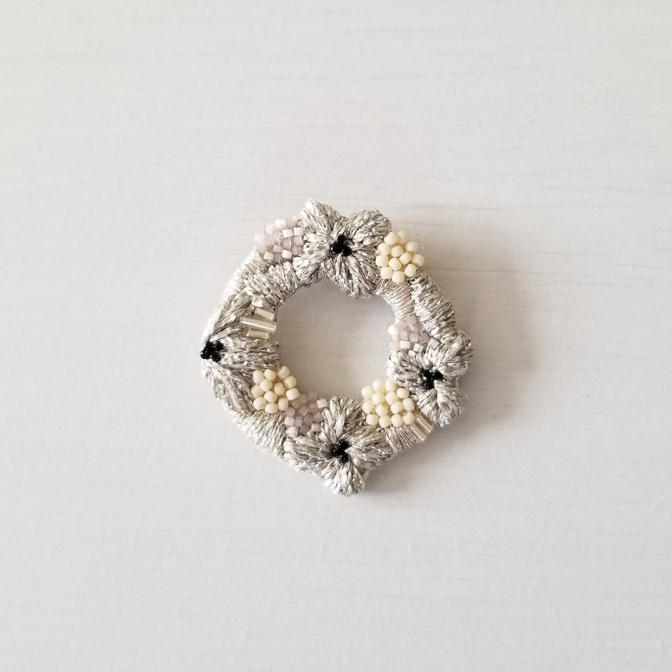 リース刺繍ブローチ・Silver