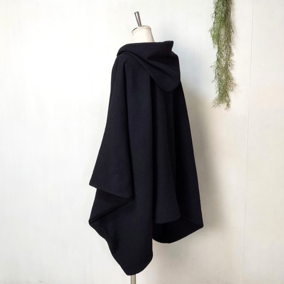 厚地　黒のポンチョ　～　羽織る　コート　ジャケット　コスプレ　ケープ　マント 3枚目の画像
