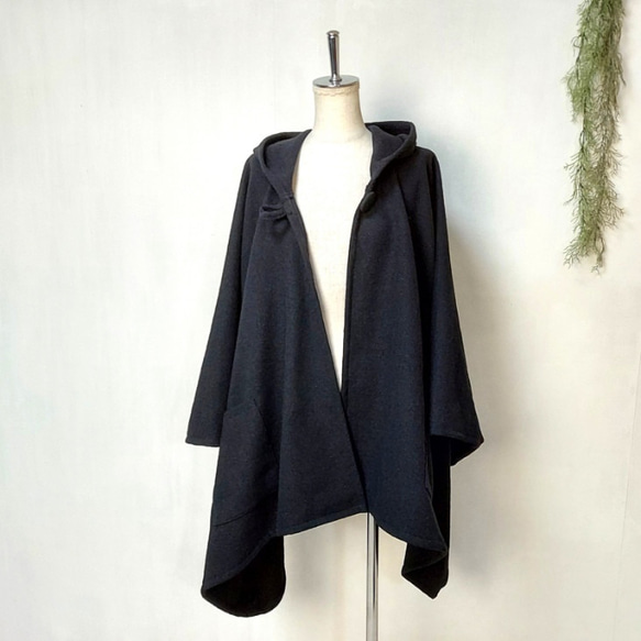 厚地　黒のポンチョ　～　羽織る　コート　ジャケット　コスプレ　ケープ　マント 7枚目の画像