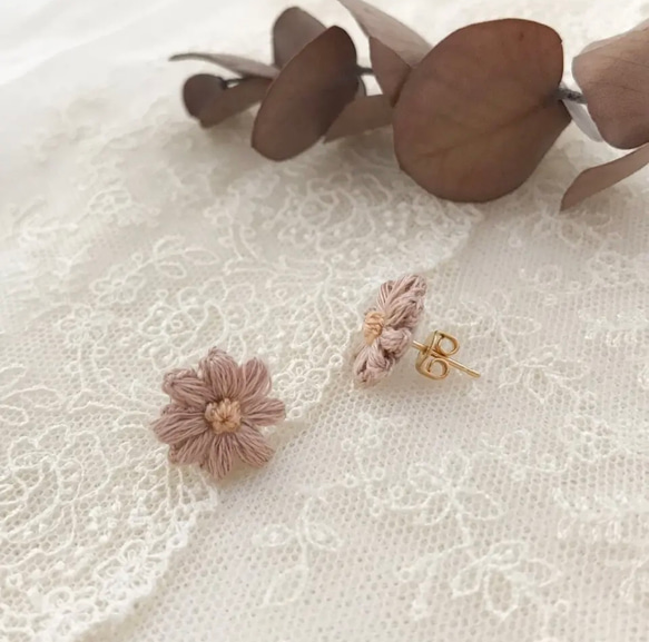 刺繍糸のレース編み　ひとつぶお花のピアス、イヤリング 3枚目の画像
