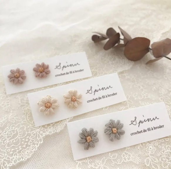 刺繍糸のレース編み ひとつぶお花のピアス、イヤリング