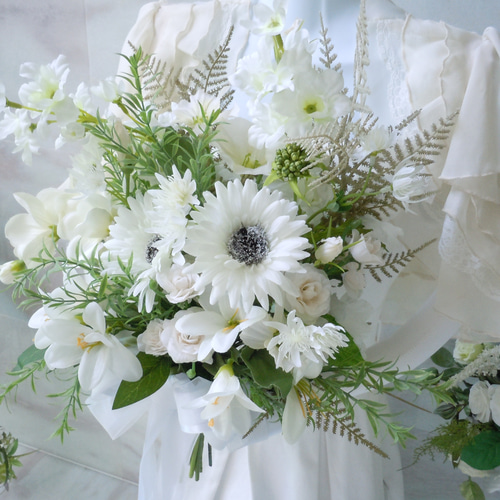 ホワイトカラーのアレンジメントブーケ セール特価中◇ホワイトカラーのナチュラル クラッチブーケ◇ガーベラ