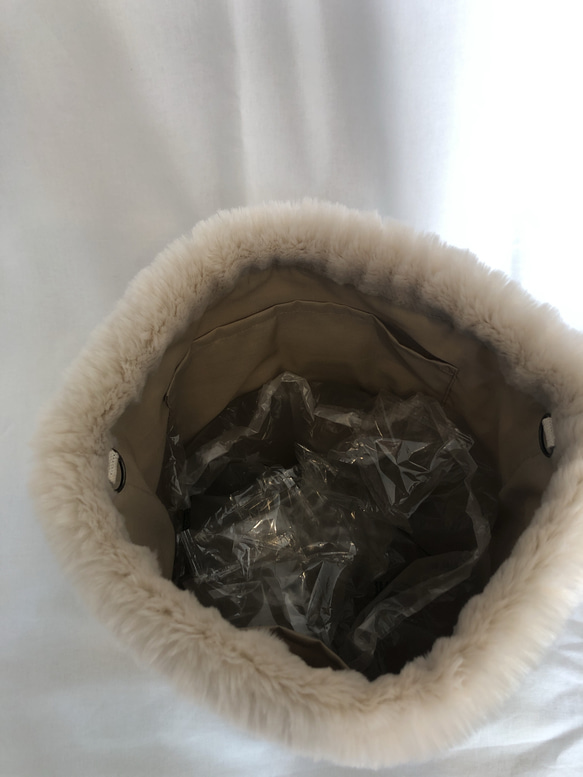 Eco fur drawstring bag pale beige Lsize 4枚目の画像