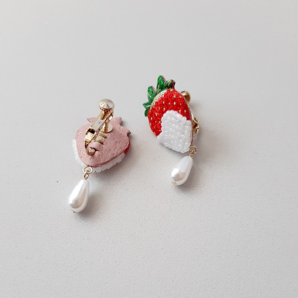 [picture book] 刺繍イヤリング (strawberry) 3枚目の画像