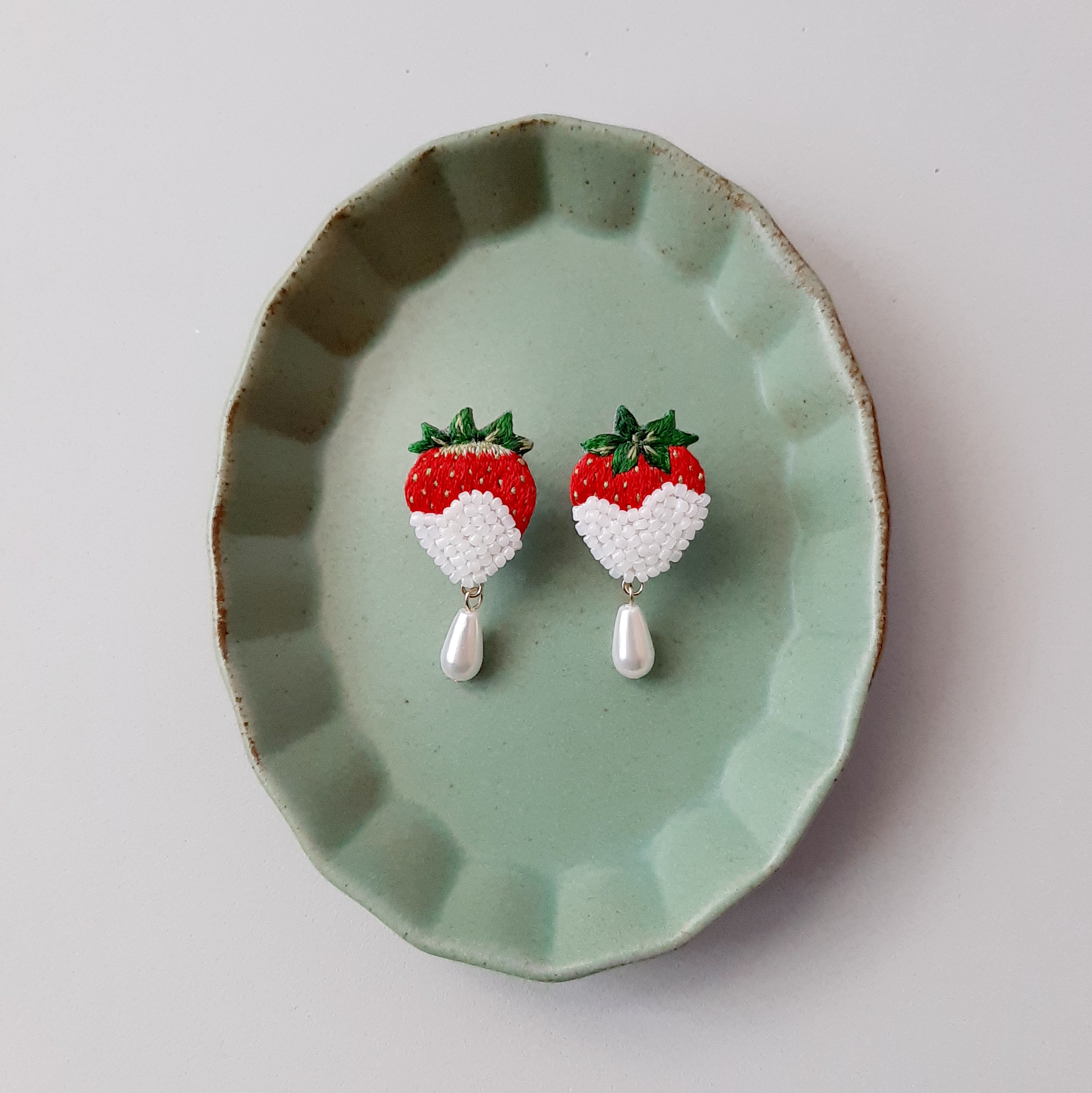 [picture book]―strawberry／刺繍イヤリング ☆受注制作