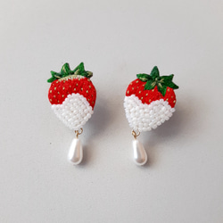 [picture book] 刺繍イヤリング (strawberry) 2枚目の画像