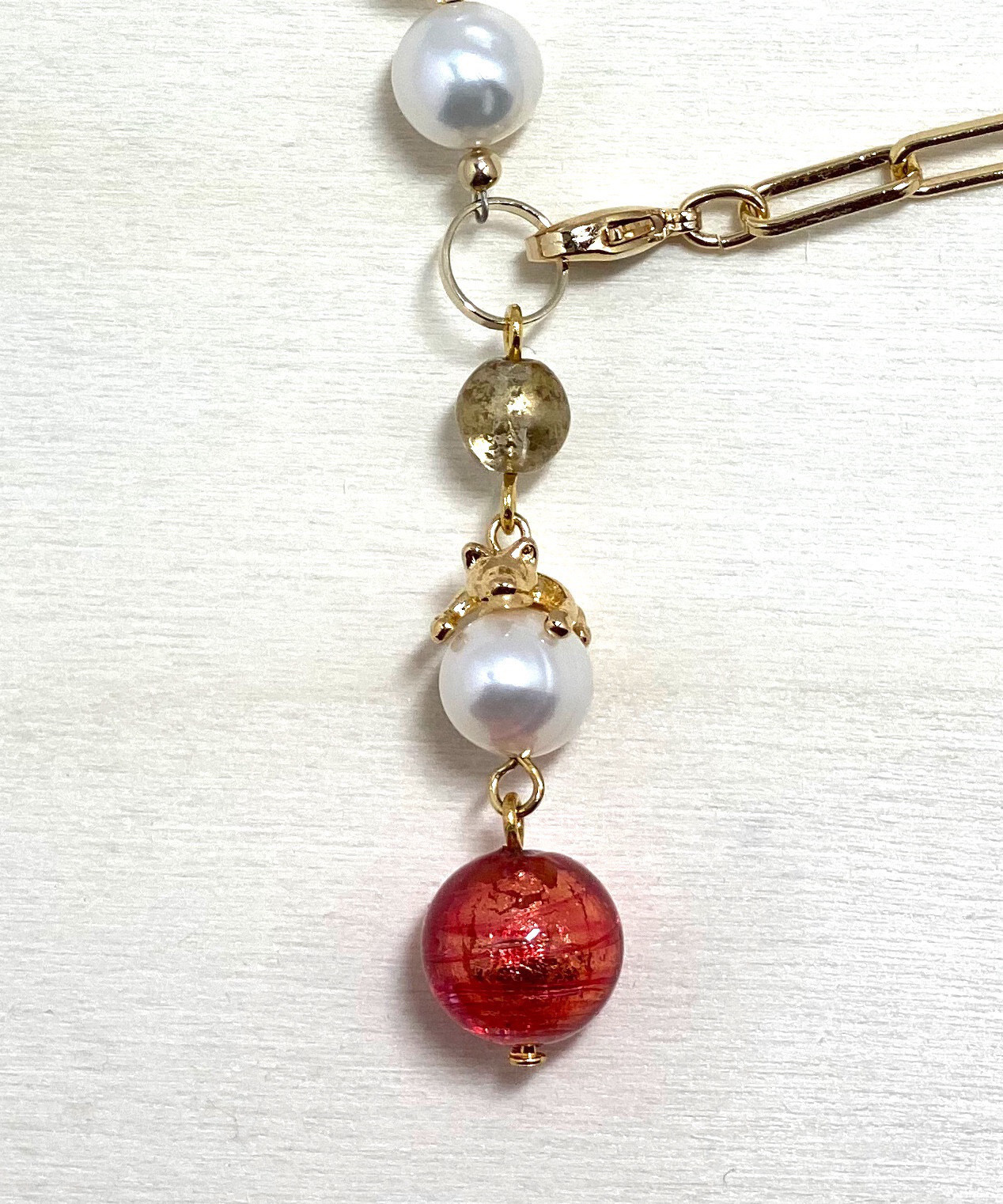 ☆送料無料☆ 猫が乗ってるよ❣️淡水パールと揺れるべネチアンガラストップのネックレス