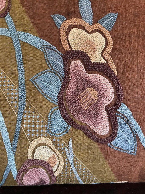 椿、万寿菊柄の相良刺繍の名古屋帯の手提げ　三角のマチ 4枚目の画像