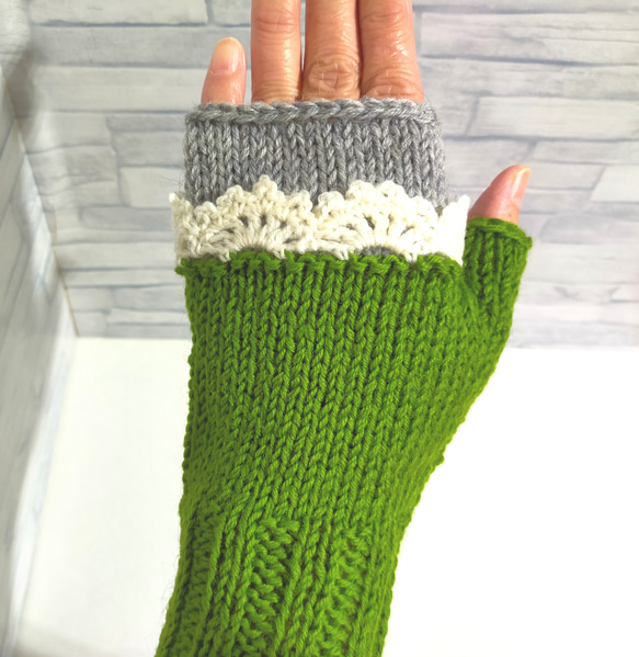 ハンドウォーマー　くすみ緑グレー　ウール100%　編み物　手編み　レース編み　① 2枚目の画像