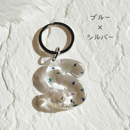 名前入り】カラーストーンのイニシャルレジンキーホルダー☆名