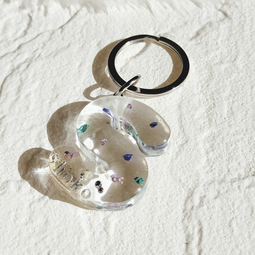 名前入り】カラーストーンのイニシャルレジンキーホルダー☆名入れ