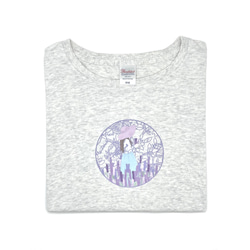 オリジナルイラスト 女の子と子供 ラベンダー園 上品な紫柄 オフホワイト Tシャツ 2枚目の画像