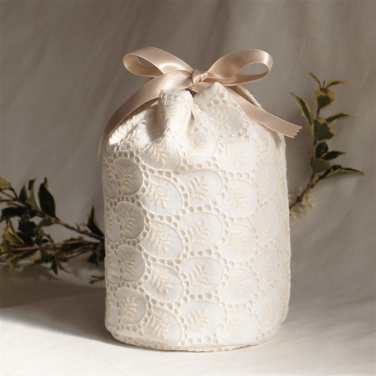 カットワークレース骨壷カバー　エクリュの葉