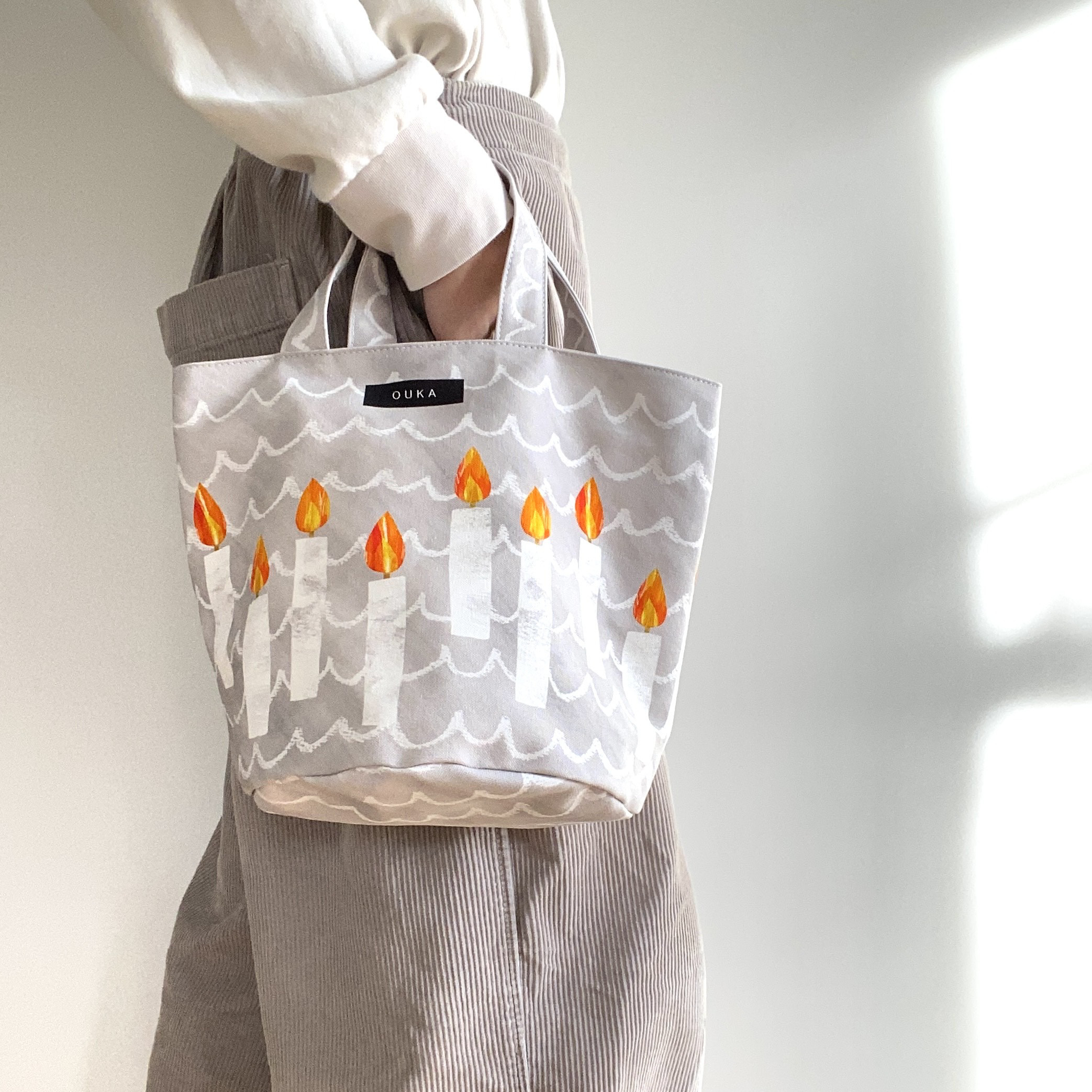 『キャンドル柄』丸底帆布トートバッグ・ポケット付き【60日以内に発送】