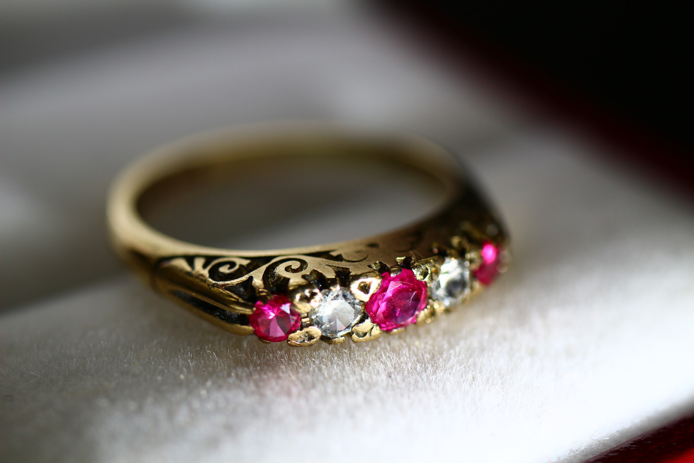 英国 1985年 指輪 合成 ルビー 純金 純金率375 宝石 鑑定付 プレゼント