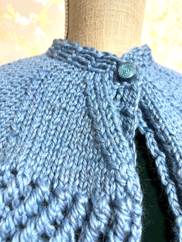 手編み襟 ミニケープ 模様編み ウール100%・ブルー ミニポンチョ 8枚目の画像