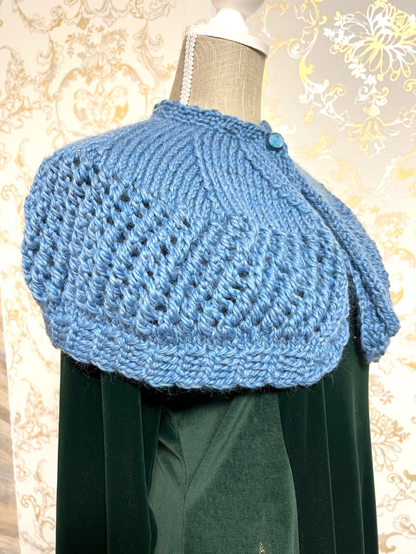 手編み襟 ミニケープ 模様編み ウール100%・ブルー ミニポンチョ 2枚目の画像