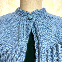 手編み襟 ミニケープ 模様編み ウール100%・ブルー ミニポンチョ 7枚目の画像