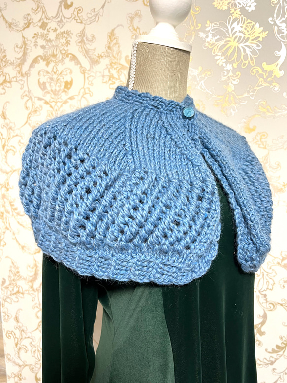 手編み襟 ミニケープ 模様編み ウール100%・ブルー ミニポンチョ 3枚目の画像