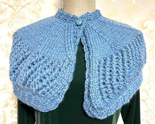 ハンドメイド　青色ポンチョ　夏　手編み 手編み襟 ミニケープ 模様編み ウール100%・ブルー ミニポンチョ