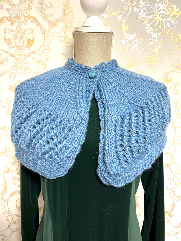 手編み襟 ミニケープ 模様編み ウール100%・ブルー ミニポンチョ 1枚目の画像