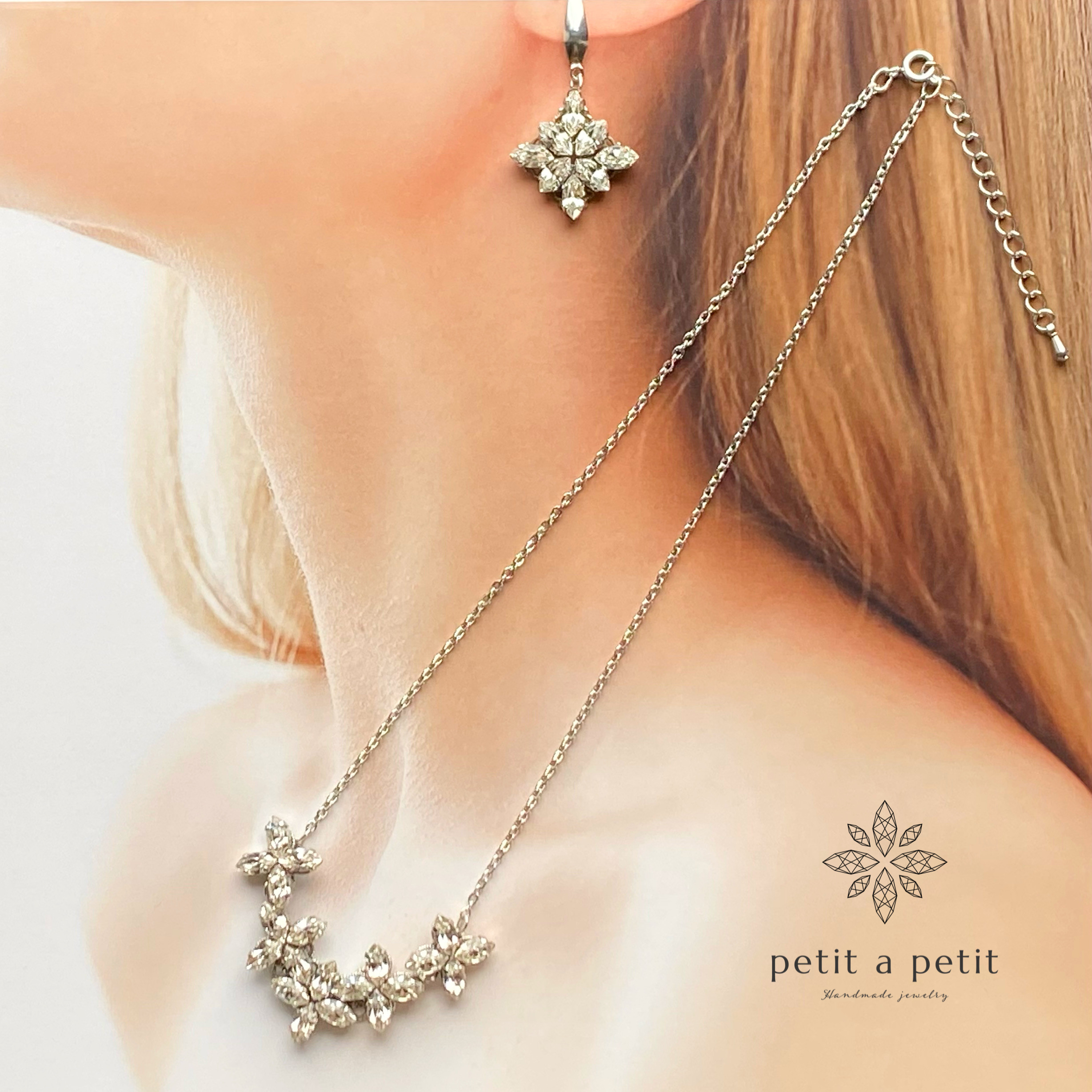 国内送料無料 総スワロフスキー®︎ Fleur ネックレス ［サージカルチェーンタイプ］&ピアス ギフトボックス付