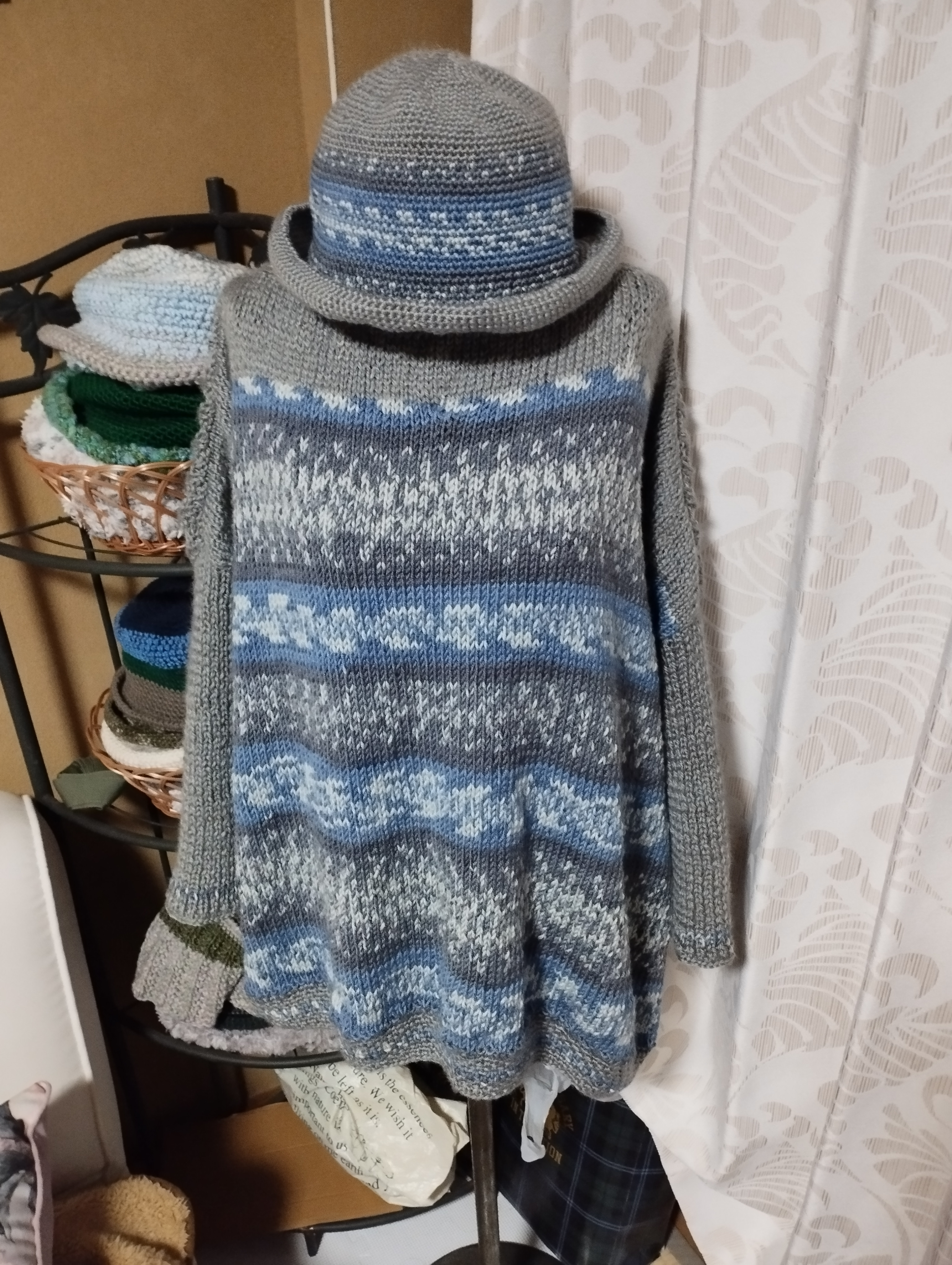 帽子付きタップリ身巾のプルオーバー