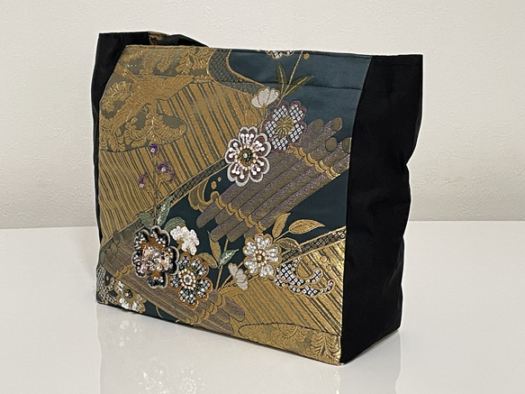 袋帯の正絹トートバッグ　１点もの／A4ファイルもはいります　桜・流水紋にオートクチュール刺繡 6枚目の画像
