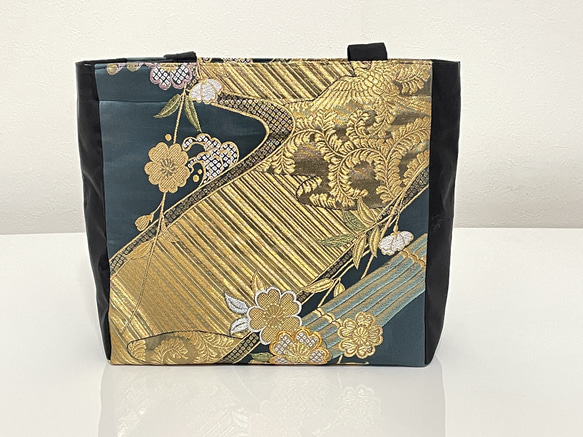 袋帯の正絹トートバッグ　１点もの／A4ファイルもはいります　桜・流水紋にオートクチュール刺繡 5枚目の画像