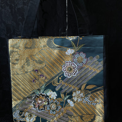 袋帯の正絹トートバッグ　１点もの／A4ファイルもはいります　桜・流水紋にオートクチュール刺繡 1枚目の画像