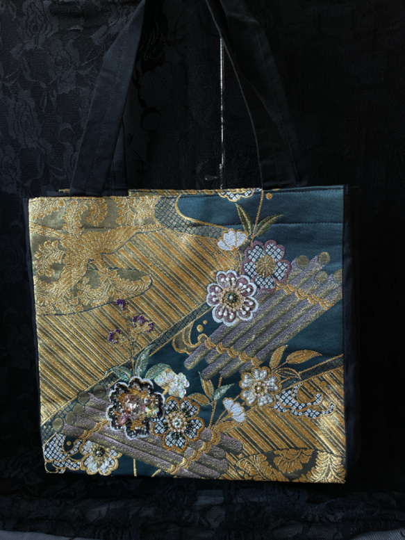 袋帯の正絹トートバッグ　１点もの／A4ファイルもはいります　桜・流水紋にオートクチュール刺繡 1枚目の画像