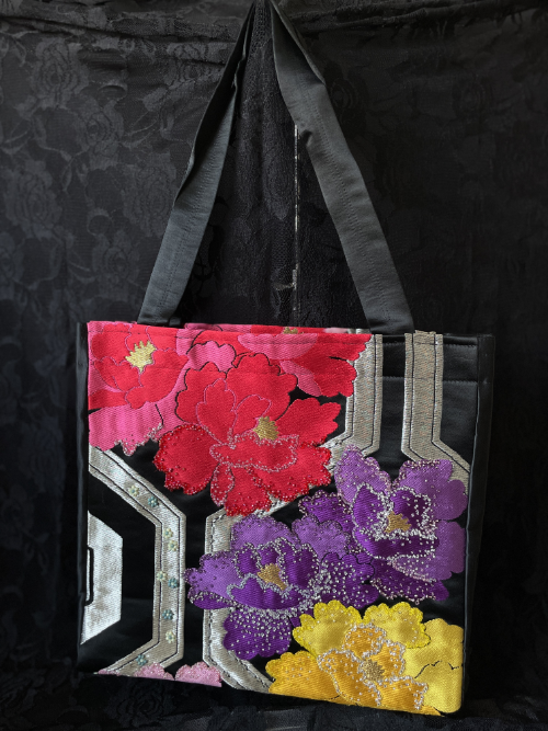 【送料無料】大輪牡丹にオートクチュール刺繡　袋帯の正絹トートバッグ　１点もの／A4ファイルも入ります