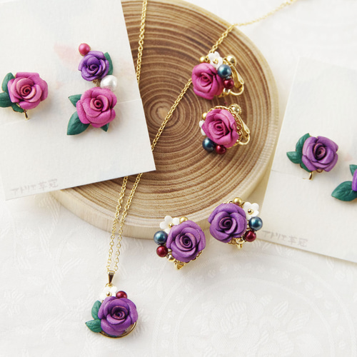 紫バラのネックレス 手染めレザー＊紫のバラのネックレス ネックレス・ペンダント アトリエ