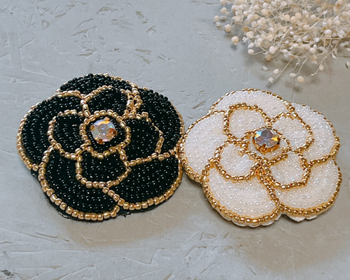 カメリアのブローチ（ブラック・ホワイト） 入学式 入園式 正装