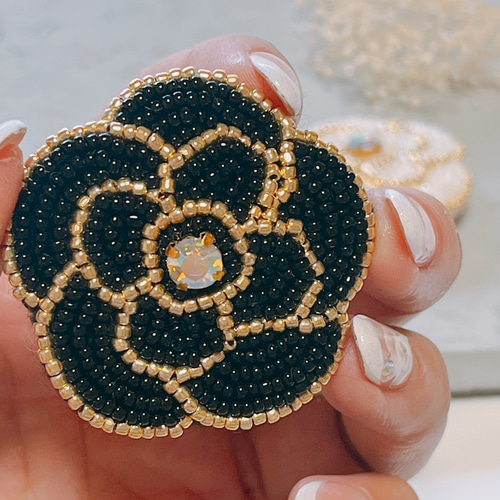 カメリアのブローチ（ブラック・ホワイト） 入学式 入園式 正装