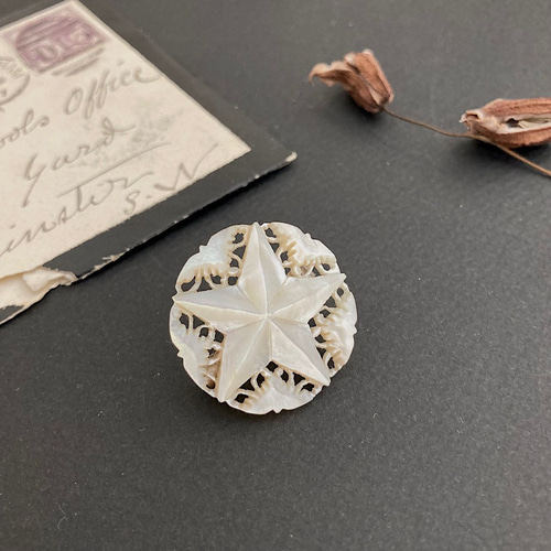 ベツレヘム マザーオブパールのブローチ 花 大きめ マザーオブパールの