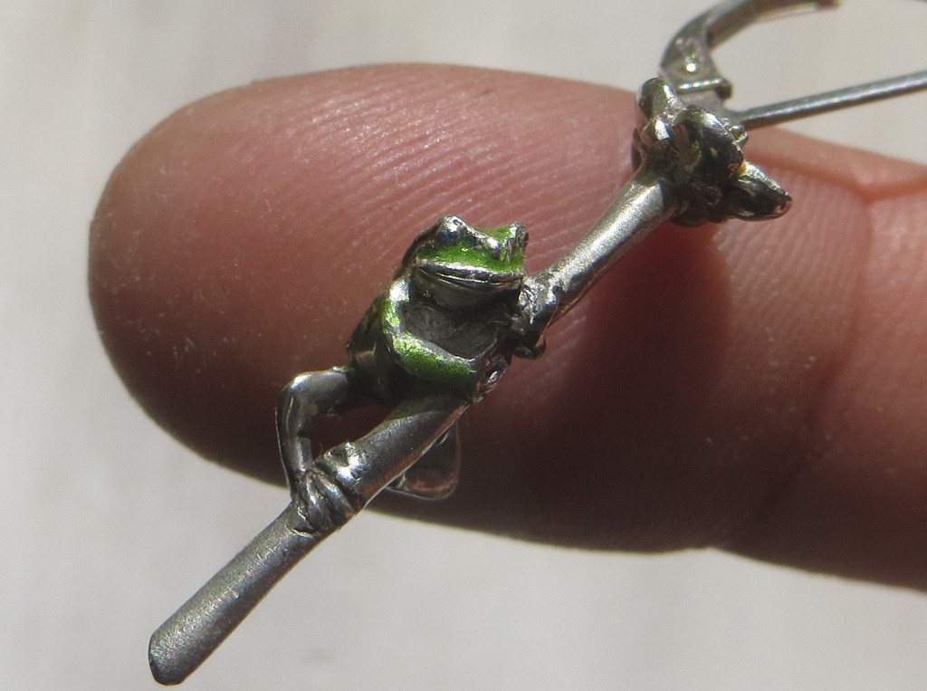 ＜＜蛙とキンポウゲのピアス、イヤリング　片耳＞＞　カエル　アマガエル　かえる　七宝焼