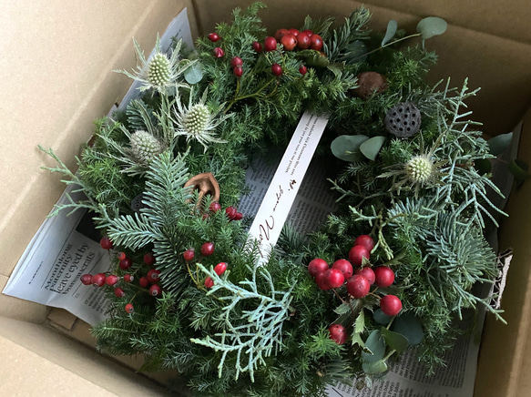 針葉樹3種をふんだんに組み合わせたクリスマスリース 2枚目の画像