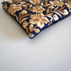 【送料無料】刺繍リボンのミニポーチ　-紺ベースにボタニカル模様の刺繍リボン- 5枚目の画像