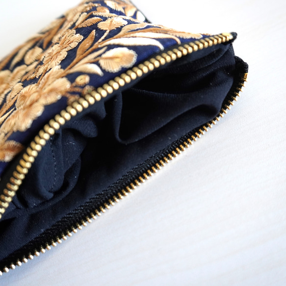 【送料無料】刺繍リボンのミニポーチ　-紺ベースにボタニカル模様の刺繍リボン- 6枚目の画像