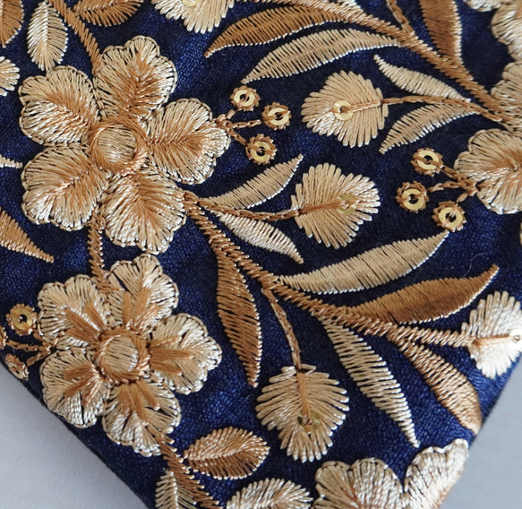【送料無料】刺繍リボンのミニポーチ　-紺ベースにボタニカル模様の刺繍リボン- 3枚目の画像