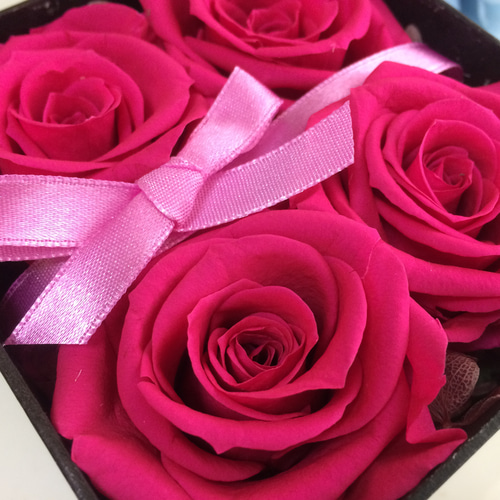 4本のバラが入ったプリザーブドフラワーボックス ボックスフラワー