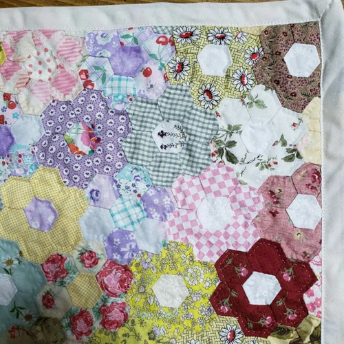 パッチワークキルト　ヘキサゴンのキルト カラフルパッチワークキルト☆ヘキサゴンキルト その他インテリア雑貨